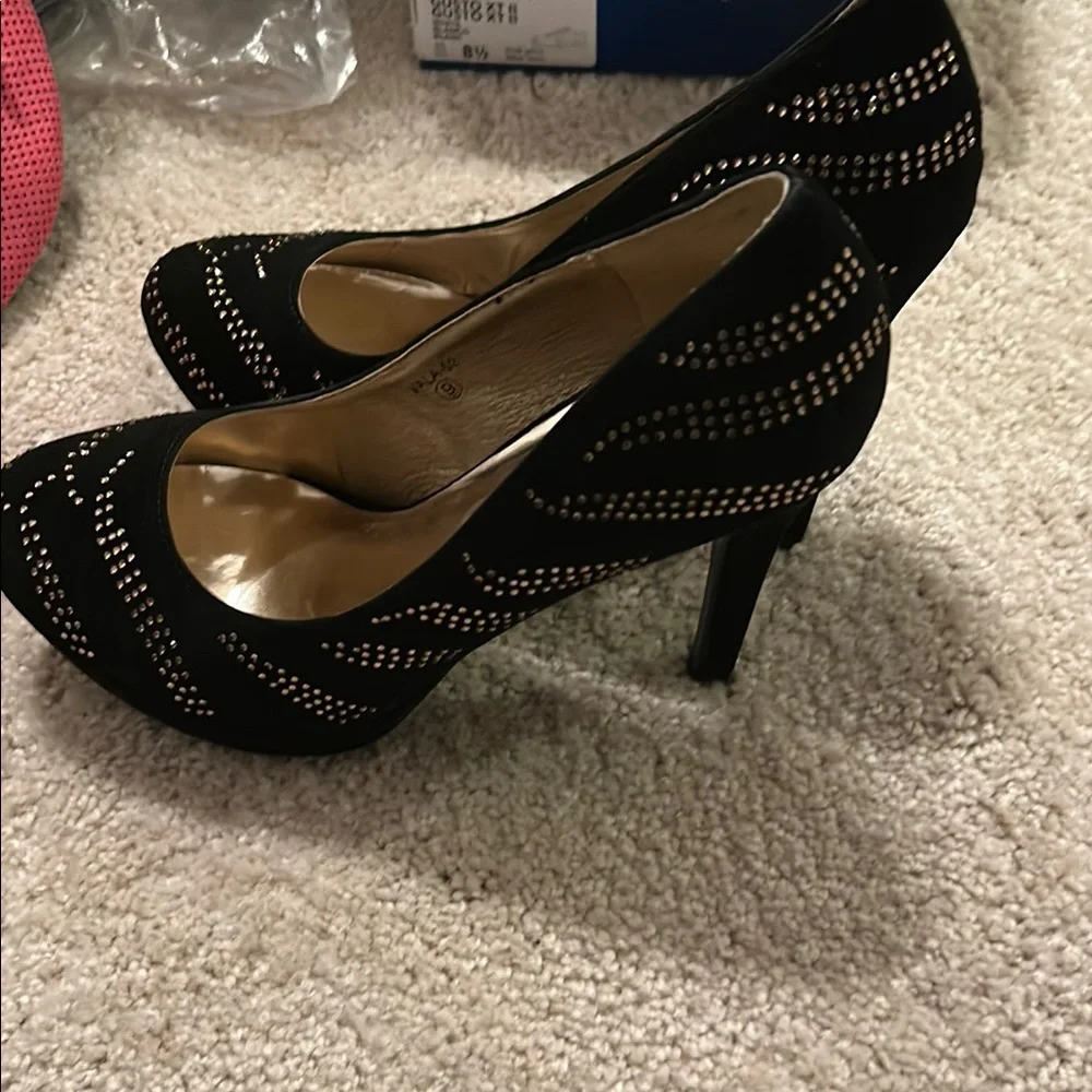 Elegant Black and Gold Women's Heels - Picture 4 of 4